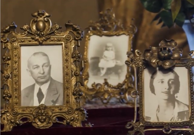 zdjęcie przedstawia oprawione w ramy czarno-białe zdjęcia