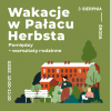 grafika w ciemnozielonej kolorystyce, na nich dwie osoby stojące na tle drzew i charakterystycznej zabudowy fabrycznej, obok napis: wakacje z Pałacu Herbsta, Pomiędzy - warsztaty rodzinne - warsztaty rodzinne, data: 3 sierpnia, środa, godz. 12-13.30