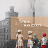Grafika zapowiadająca letnie warsztaty. Tło stanowi czarno-białe, archiwalne zdjęcie monumentalnego, wielopiętrowego budynku dawnej fabryki z wieżą i dymiącym kominem. Na prawą część obrazu nałożono transparentny, brzoskwiniowy prostokąt z białym napisem „LETNIE WARSZTATY”. Na pierwszym planie, u dołu kadru, wklejone jest współczesne, kolorowe zdjęcie grupy dzieci stojących tyłem i patrzących w stronę fabryki. Dzieci są w letnich ubraniach i czapkach lub kapeluszach przeciwsłonecznych.