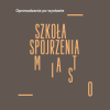 Grafika o szarym tle z artystycznie ułożonym napisem.  Centralną część zajmuje duży, stylizowany napis w kolorze piaskowym: „SZKOŁA SPOJRZENIA MIASTO”. Słowo „MIASTO” jest zdekonstruowane – litery są rozrzucone w pionie i poziomie, tworząc dynamiczną kompozycję. Całość dopełniają dwie poziome kreski.