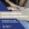 Grafika. Jej pole podzielone jest na pół po skosie. Jedną część wypełnia fragment zdjęcia - dłonie osoby śledzącej tyflografikę. Drugą część wypełnia jednolity granatowy kolor. W centrum napis „Pałac Herbsta w kilku odsłonach” na jasnobeżowym tle.