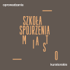 Grafika o szarym tle z artystycznie ułożonym napisem w języku polskim. W lewym górnym rogu widnieje biały napis „oprowadzanie”, a w prawym dolnym „kuratorskie”. Centralną część zajmuje duży, stylizowany napis w kolorze piaskowym: „SZKOŁA SPOJRZENIA MIASTO”. Słowo „MIASTO” jest zdekonstruowane – litery są rozrzucone w pionie i poziomie, tworząc dynamiczną kompozycję. Całość dopełniają dwie poziome kreski.