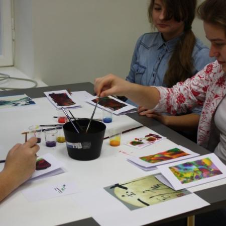 Wykonywanie pracy plastycznej - malowanie na jedwabiu.