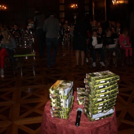 Gala wręczania nagród laureatom I Edycji Konkursu Plastycznego "Pocztówka z Pałacu Herbsta" na sali balowej.