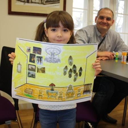 Uczestniczka warsztatów prezentuje wykonaną przez siebie pracę.