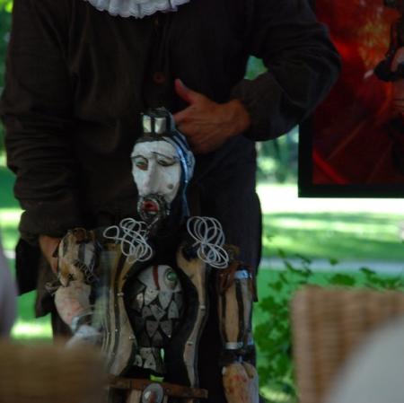 Tytułowy bohater spektaklu "Hamlet" w adaptacji Adama Walnego, jako jedyny pośród bohaterów przedstawienia "oddychający"  zadaje ponadczasowe pytanie "być, albo nie być".