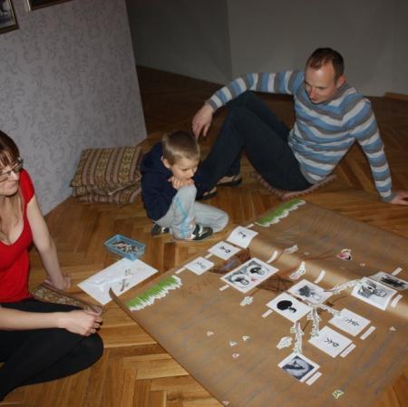 Wspólne tworzenie drzewa genealogicznego rodziny Herbstów i Scheiblerów na wystawie "Herbstowie. Historie niedokończone".