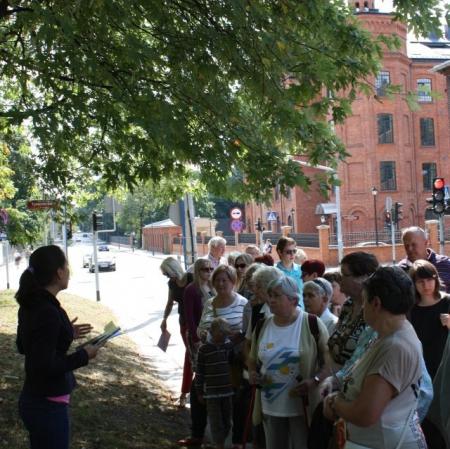Uczestniczy podczas spaceru "Parki na Księżym Młynie. Ogrodowe pasje rodziny Herbstów i Scheiblerów".