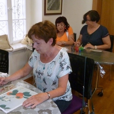 Uczestniczki na warsztatach "Zwiewne piękne z kraju Kwitnącej Wiśni" malują wybrane kompozycje na jedwabiu