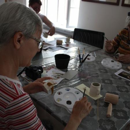 Uczestniczki warsztatów dekorują filiżanki w stylu empirowym