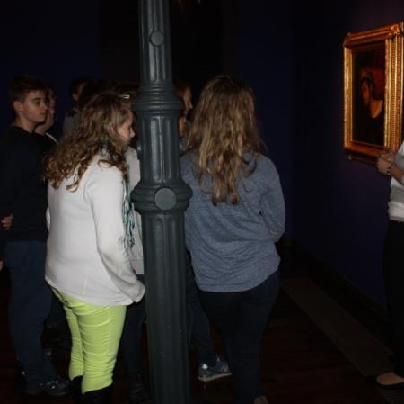 Uczestnicy warsztatów przed jednym z autoportretów Maurycego Gottlieba.