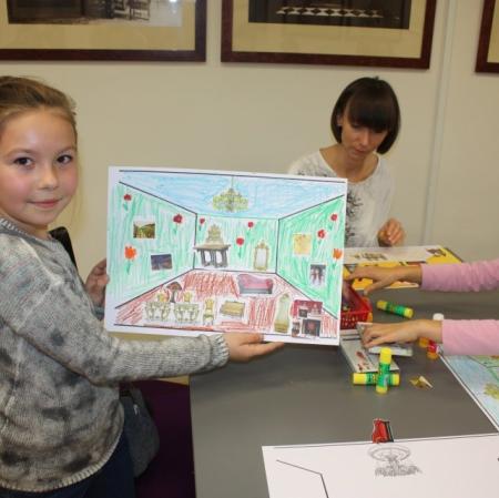 Uczestniczka warsztatów prezentuje wykonaną przez siebie pracę.