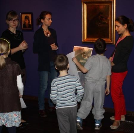 Uczestnicy warsztatów przed jednym z obrazów Maurycego Gottlieba.