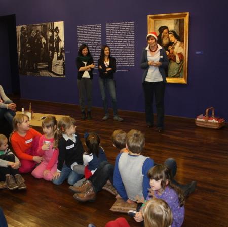 Najmłodsi uczestnicy warsztatów otrzymują upominki