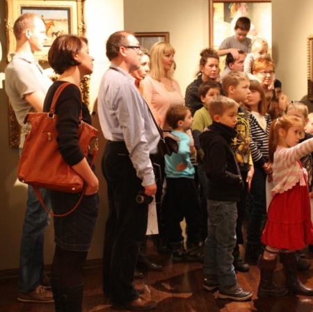 Uczestnicy podczas rodzinnych warsztatów w Galerii Sztuki Dawnej.