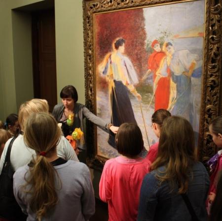 Uczestnicy warsztatów przed obrazem Leona Wyczółkowskiego "Gra w krokieta".