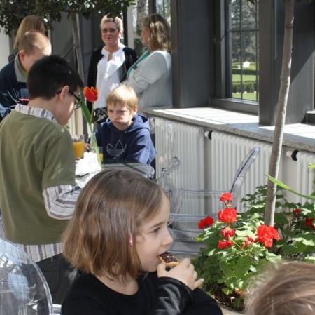 Uczestnicy finału w ogrodzie zimowym podczas poczęstunku.