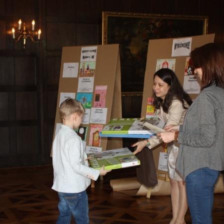 Wręczenie nagrody jednemu z laureatów.