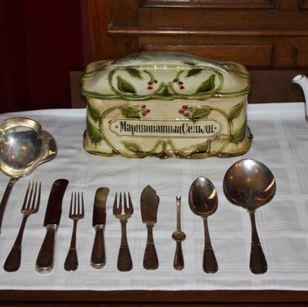 Fragment zastawy stołowej.