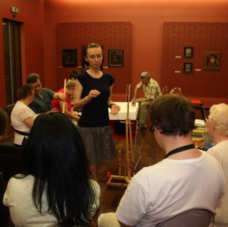 Uczestnicy warsztatu "Pałac Herbsta w kilku odsłonach" w Galerii Sztuki Dawnej.