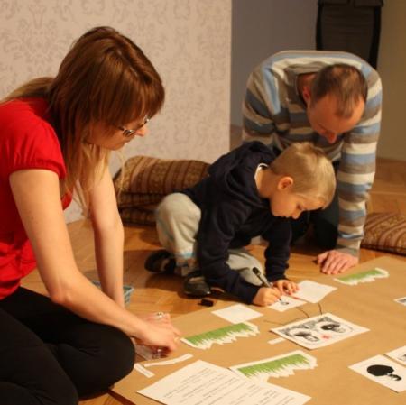 Wspólne tworzenie drzewa genealogicznego rodziny Herbstów i Scheiblerów na wystawie "Herbstowie. Historie niedokończone".