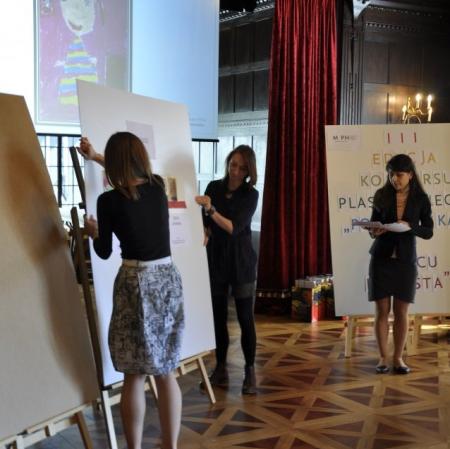 Odsłonięcie tablic z pracami, które zdobyły główne nagrody.