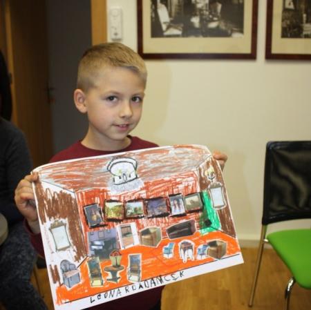 Uczestnik warsztatów prezentuje wykonaną przez siebie pracę.