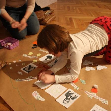 Twórcze dekorowanie drzewa genealogicznego rodziny Herbstów i Scheiblerów na wystawie "Herbstowie. Historie niedokończone" przez najmłodszą uczestniczkę warsztatów.