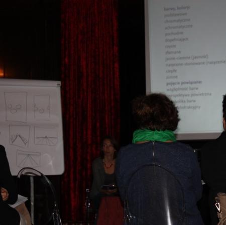 Uczestnicy podczas warsztatów „Analiza formalna dzieła plastycznego” w sali balowej Pałacu Herbsta.