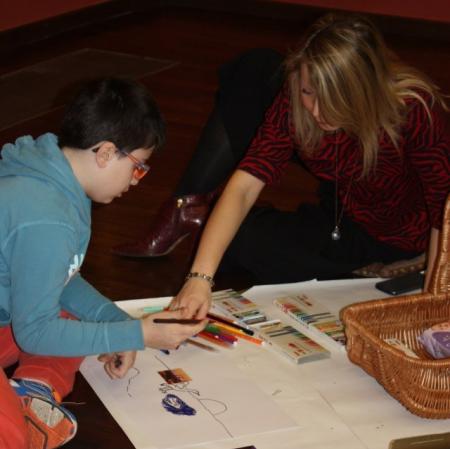 Uczestnicy warsztatu podczas wykonywania prac plastycznych.