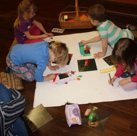 Uczestnicy warsztatu podczas wykonywania prac plastycznych.