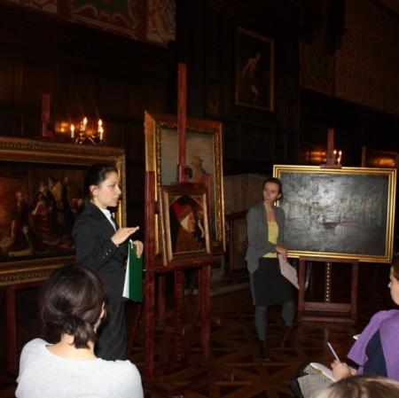 Uczestnicy podczas warsztatów „Analiza formalna dzieła plastycznego” w sali balowej Pałacu Herbsta.