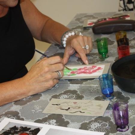 Praca nad projektem malowanym na jedwabiu podczas warsztatów "Tajemnice Orientu na jedwabiu malowane".