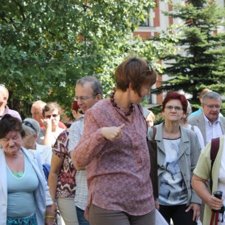Uczestniczy podczas spaceru "Parki na Księżym Młynie. Ogrodowe pasje rodziny Herbstów i Scheiblerów".