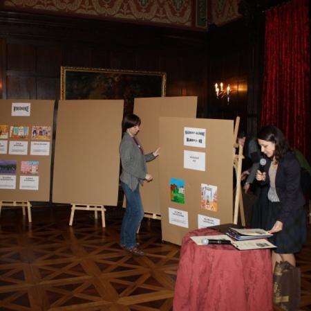 Gala wręczania nagród laureatom I Edycji Konkursu Plastycznego "Pocztówka z Pałacu Herbsta" na sali balowej.