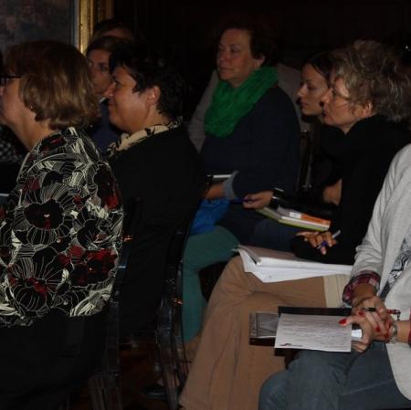 Uczestnicy podczas warsztatów „Analiza formalna dzieła plastycznego” w sali balowej Pałacu Herbsta.