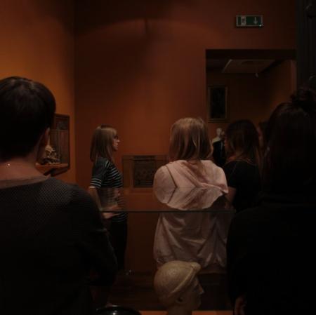 Uczestnicy warsztatów na wystawie