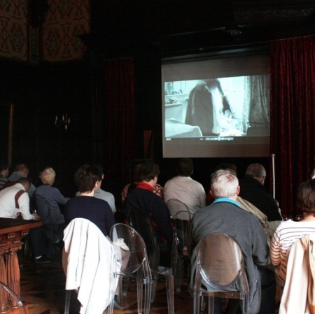 Uczestnicy III Warszawskiego Tygodnia Kultury Bez Barier w Muzeum Pałac Herbsta podczas pokazu filmu "Jaśniejsza od gwiazd" z audiodyskrypcją.