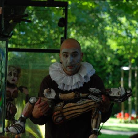 Adam Walny - reżyser spektaklu "Hamlet" w oryginalnej, autorskiej aranżacji oraz założyciel Teatru Walnego, trzymający  tytułowego bohatera spektaklu.