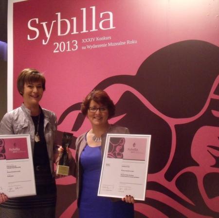 Magdalena Michalska-Szałacka, kierownik Działu Edukacji Muzeum Pałac Herbsta i Dorota Berbelska, kierownik Muzeum Pałac Herbsta na gali wręczenia nagród Sybilla 2013
