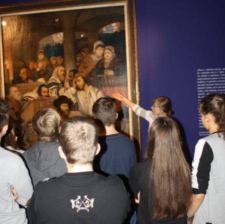 Uczestnicy warsztatów przed obrazem "Żydzi modlący się w synagodze" Maurycego Gottlieba.