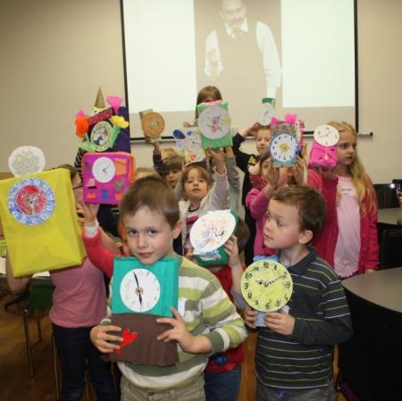 Uczestnicy warsztatów prezentują wykonane przez siebie prace.