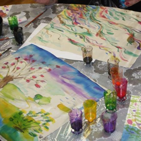 Prace uczestniczek warsztatu - obrazy na jedwabiu.