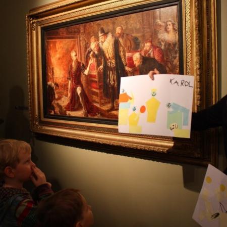 Uczestnicy podczas rodzinnych warsztatów w Galerii Sztuki Dawnej przed obrazem Jana Matejki "Alchemik Sędziwój i Król Zygmunt III".