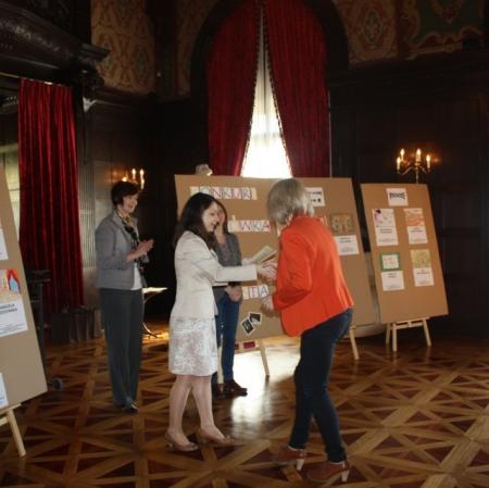 Wręczenie nauczycielce dyplomu za przygotowanie uczniów do konkursu.