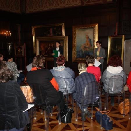 Uczestnicy podczas warsztatów „Analiza formalna dzieła plastycznego” w sali balowej Pałacu Herbsta.