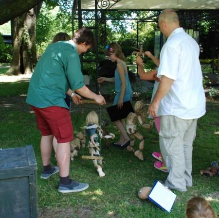 Przedstawienie niezwykłych marionetek wg przygotowanego scenariusza przez uczestniczki warsztatów "Wspomnienie o Annie Herbst" w pałacowym ogrodzie.