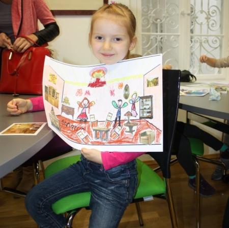 Uczestniczka warsztatów prezentuje wykonaną przez siebie pracę.