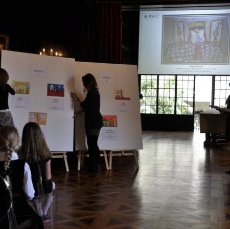 Odsłonięcie tablic z pracami, które zdobyły główne nagrody.