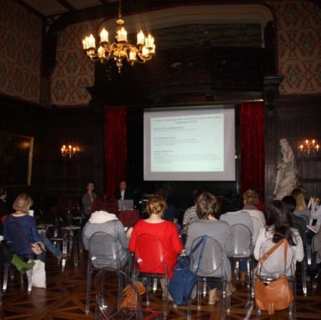 Uczestnicy podczas warsztatów „Analiza formalna dzieła plastycznego” w sali balowej Pałacu Herbsta.